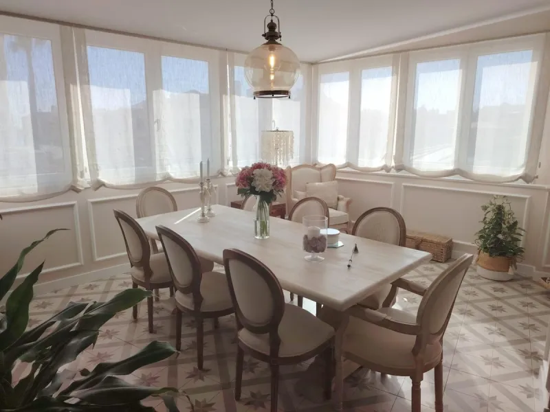 Discover this stunning apartment located in the exclusive Puerto Marina area of Benalmádena. With 160 m2 of living space (approximately 176 m2 built), this property stands out for its spaciousness and modern, functional design. It currently has two bedroo