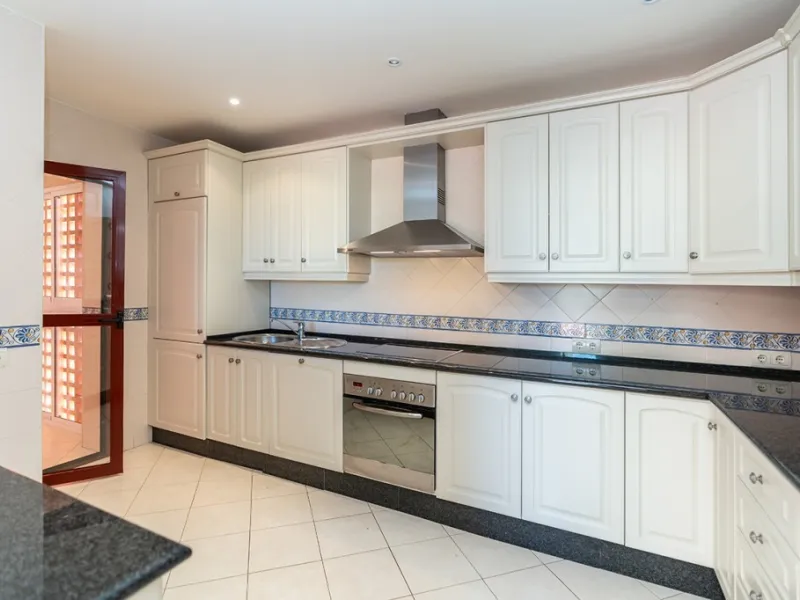 Apartment - Penthouse в продаже в Marbella, Málaga. В доме 3 спален и 2 ванных комнат. Площадь дома 144 м²