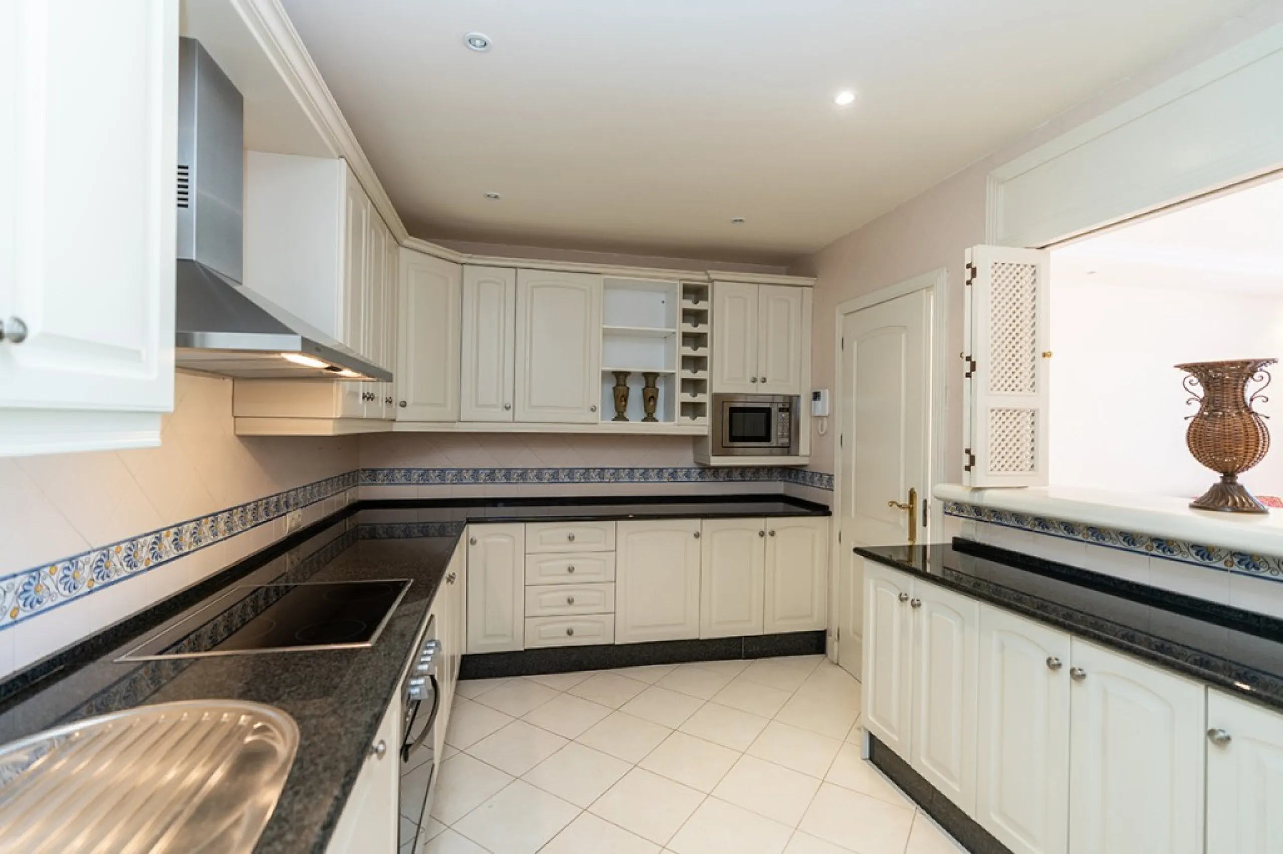 Apartment - Penthouse в продаже в Marbella, Málaga. В доме 3 спален и 2 ванных комнат. Площадь дома 144 м²