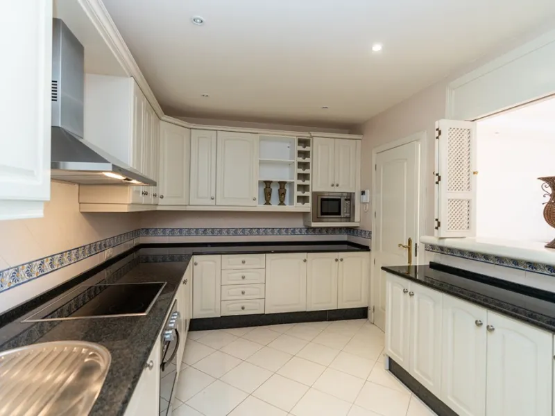 Apartment - Penthouse в продаже в Marbella, Málaga. В доме 3 спален и 2 ванных комнат. Площадь дома 144 м²
