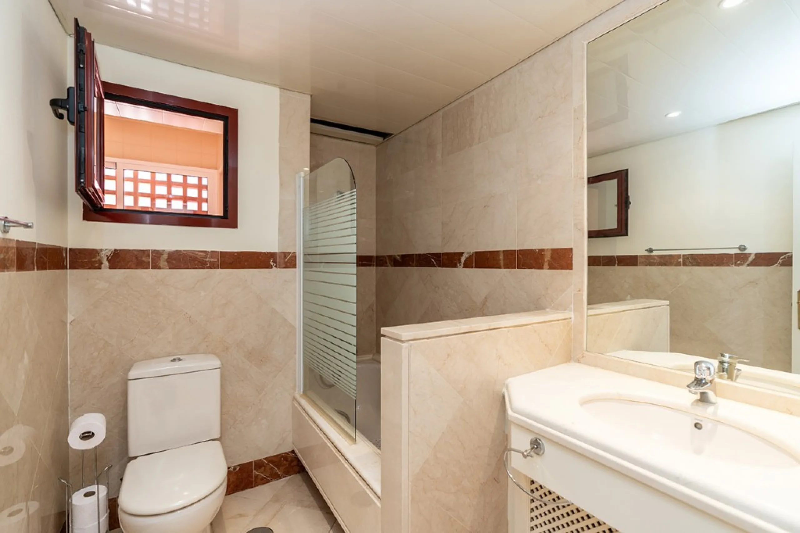 Apartment - Penthouse в продаже в Marbella, Málaga. В доме 3 спален и 2 ванных комнат. Площадь дома 144 м²