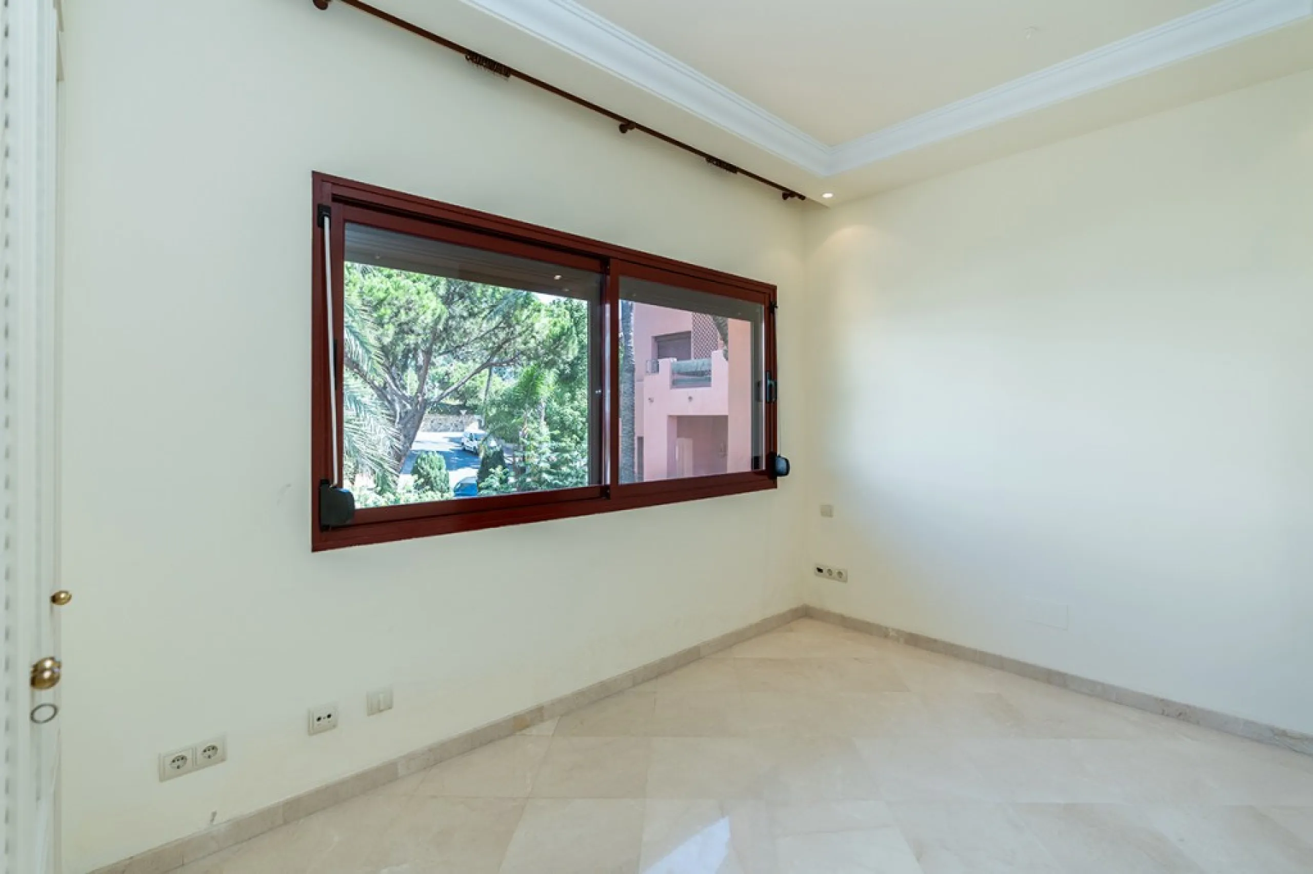 Apartment - Penthouse в продаже в Marbella, Málaga. В доме 3 спален и 2 ванных комнат. Площадь дома 144 м²