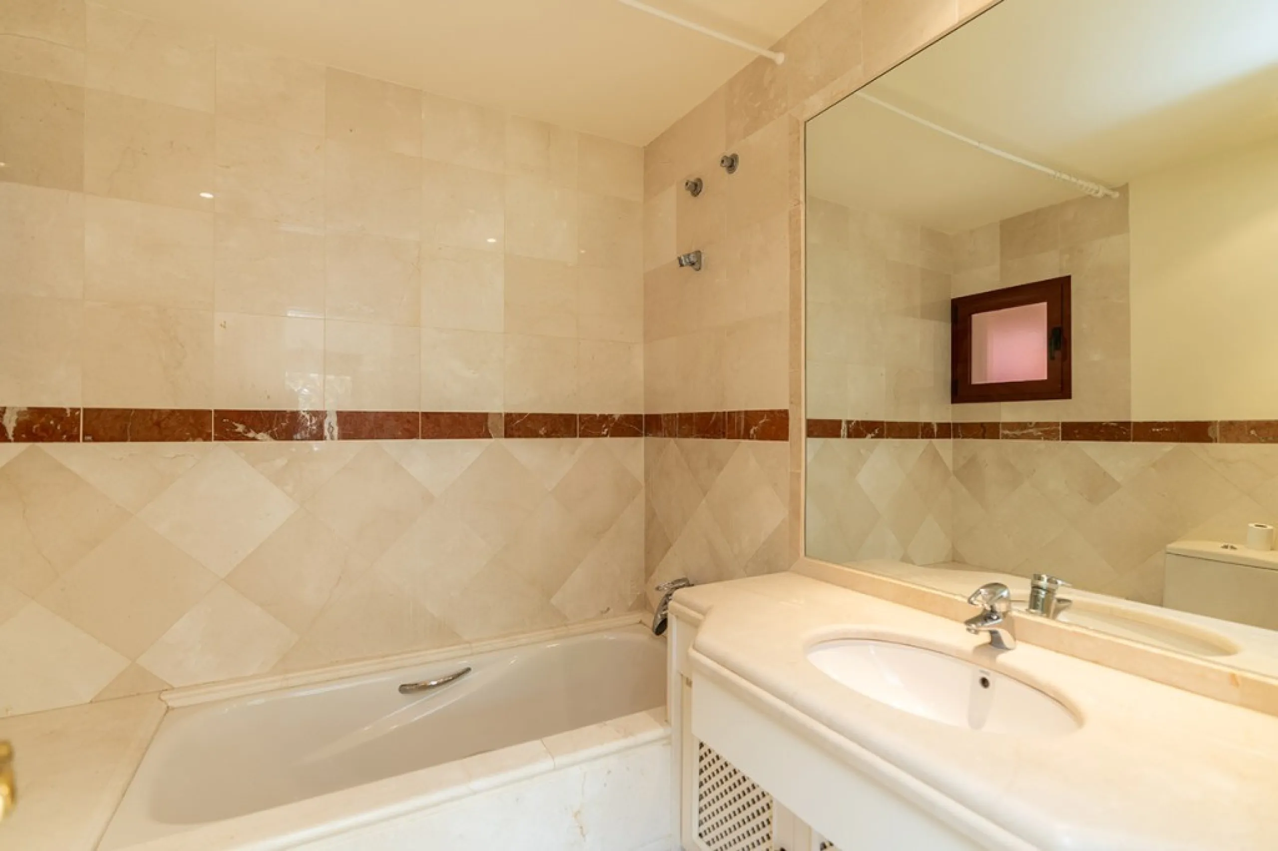 Apartment - Penthouse в продаже в Marbella, Málaga. В доме 3 спален и 2 ванных комнат. Площадь дома 144 м²