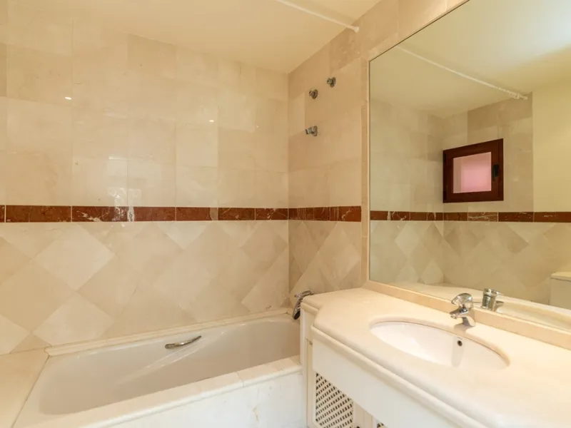 Apartment - Penthouse в продаже в Marbella, Málaga. В доме 3 спален и 2 ванных комнат. Площадь дома 144 м²