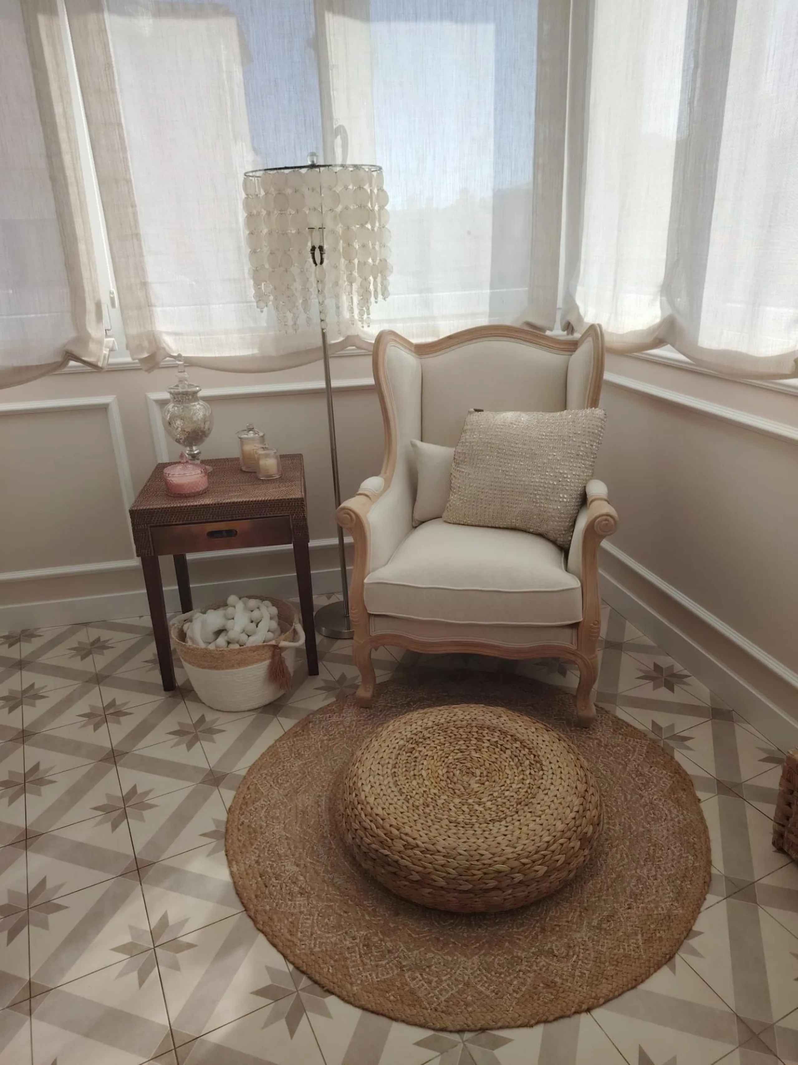 Discover this stunning apartment located in the exclusive Puerto Marina area of Benalmádena. With 160 m2 of living space (approximately 176 m2 built), this property stands out for its spaciousness and modern, functional design. It currently has two bedroo