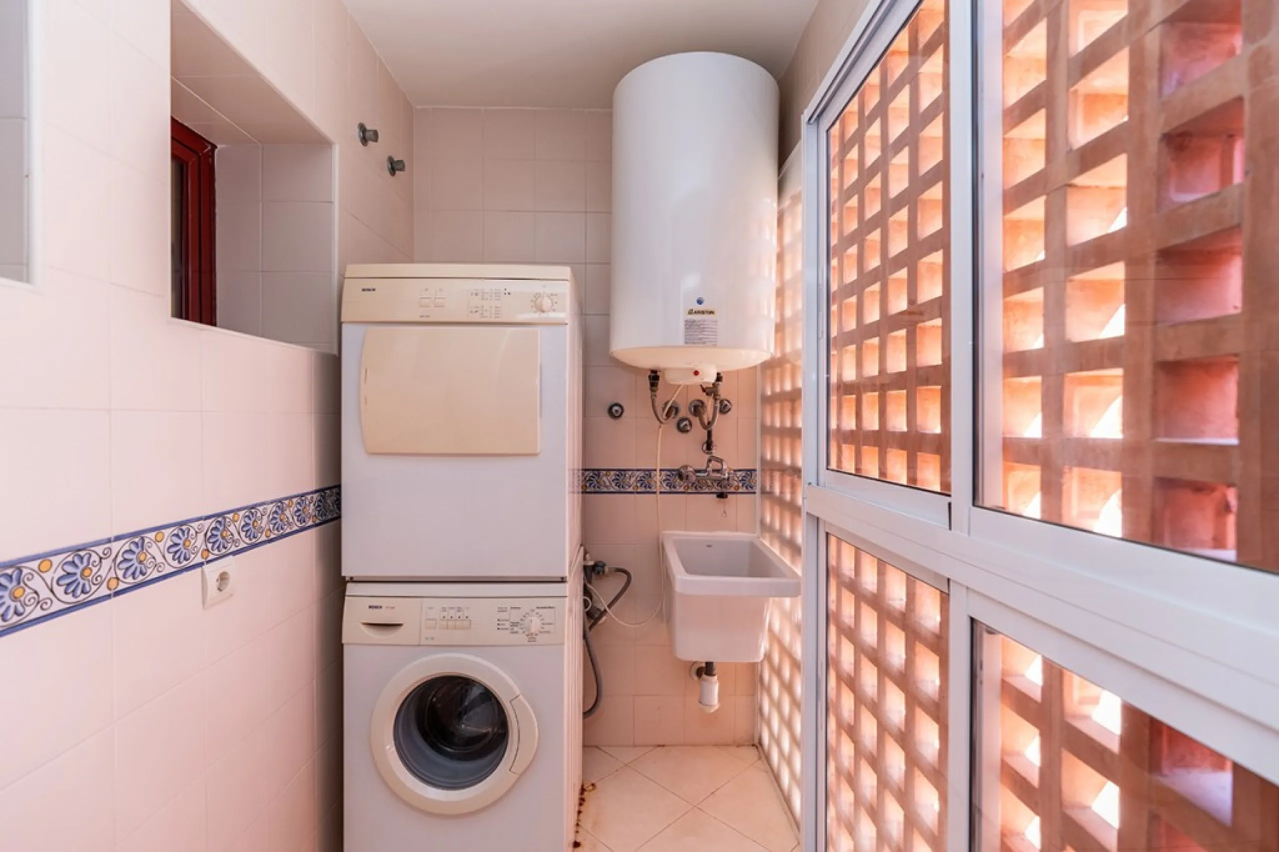 Apartment - Penthouse в продаже в Marbella, Málaga. В доме 3 спален и 2 ванных комнат. Площадь дома 144 м²