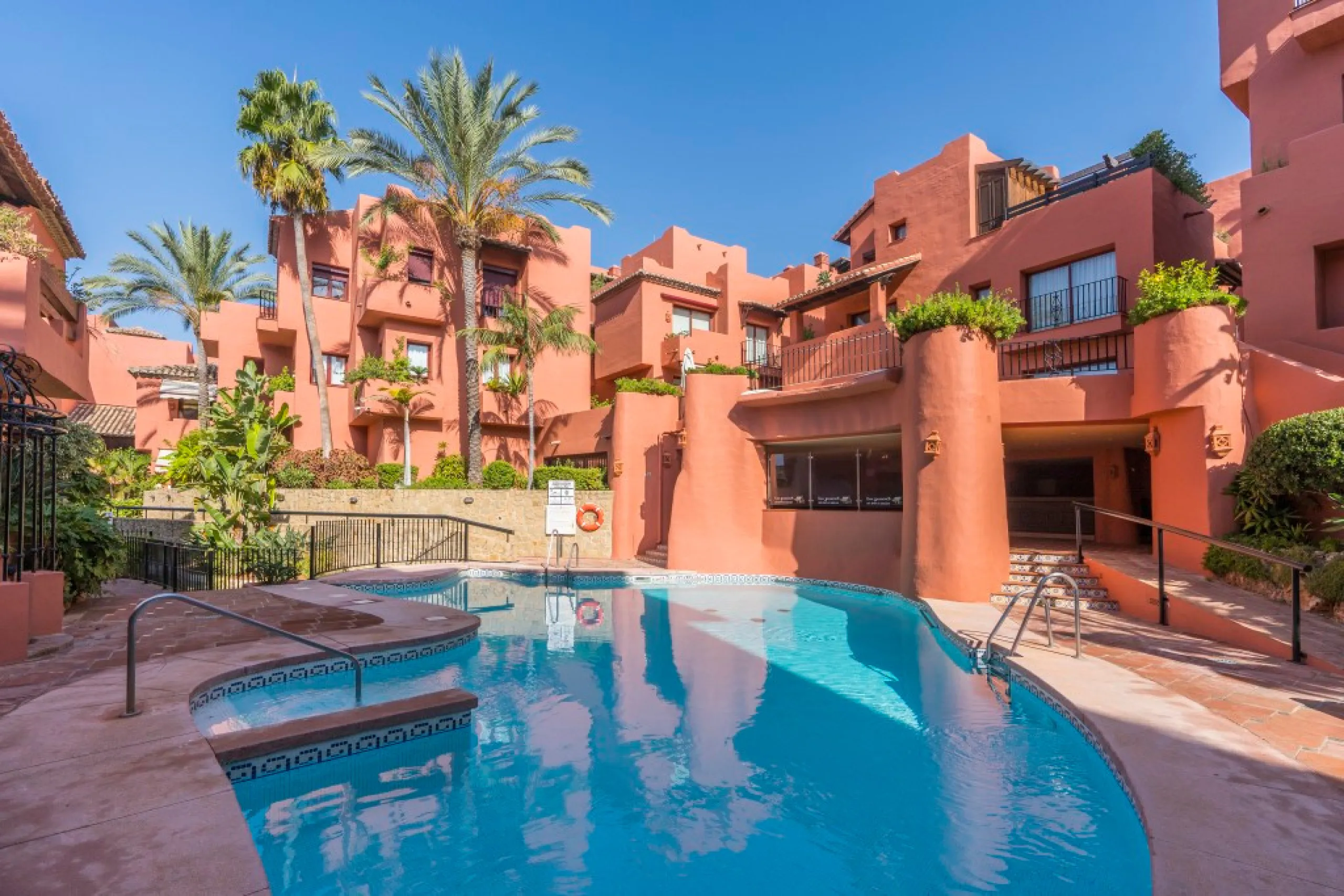 Apartment - Penthouse в продаже в Marbella, Málaga. В доме 3 спален и 2 ванных комнат. Площадь дома 144 м²