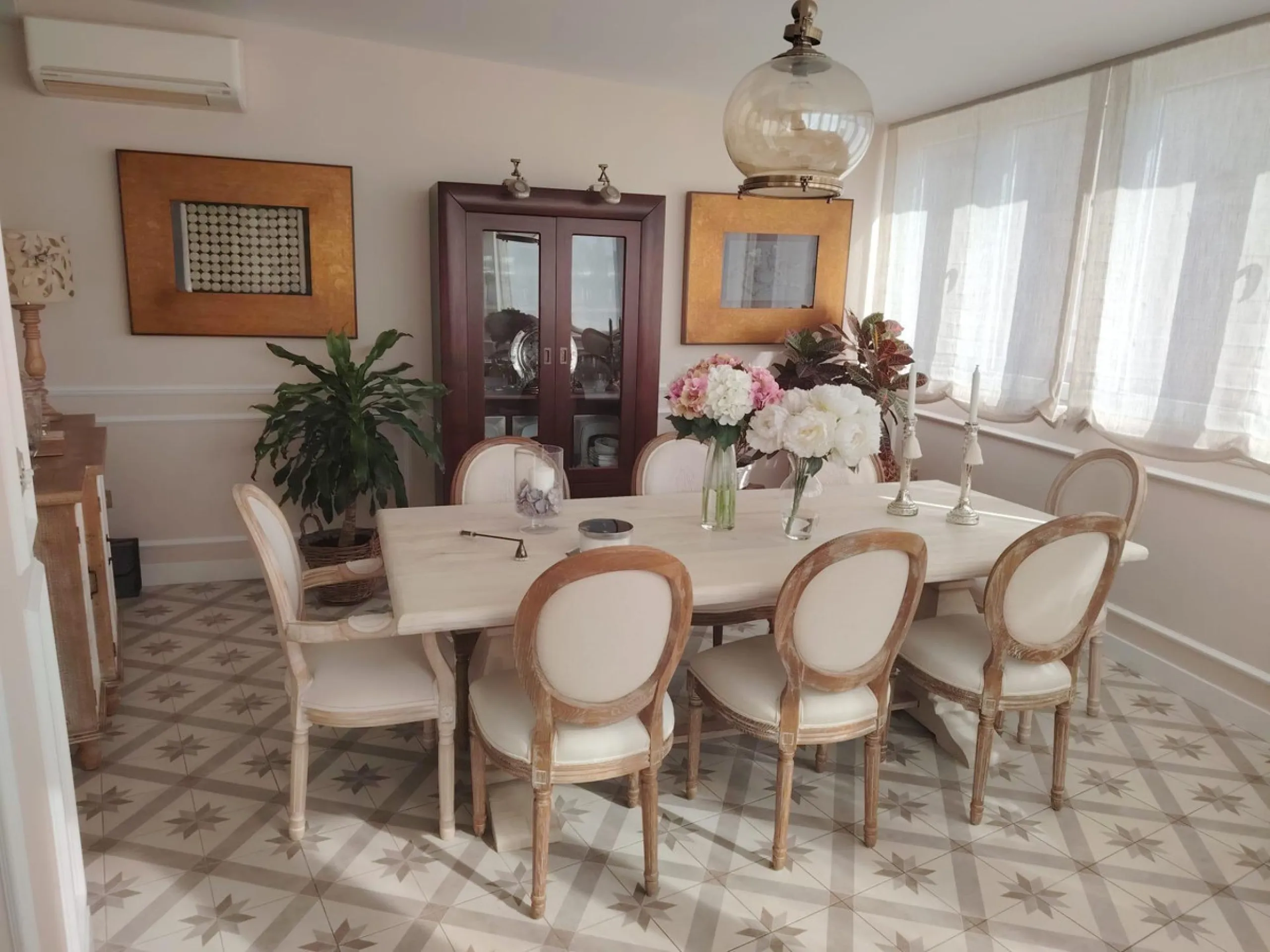 Discover this stunning apartment located in the exclusive Puerto Marina area of Benalmádena. With 160 m2 of living space (approximately 176 m2 built), this property stands out for its spaciousness and modern, functional design. It currently has two bedroo
