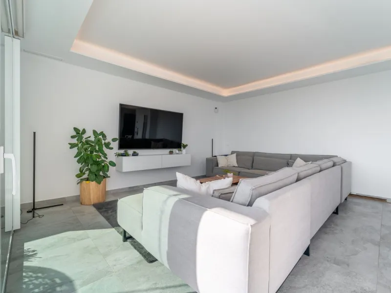 Welcome to this stunning penthouse apartment offering breathtaking panoramic sea views. Upon entering the property, either via the front door or personal lift, you will be immediately captivated by the magnificent panoramic sea views. The spacious living 