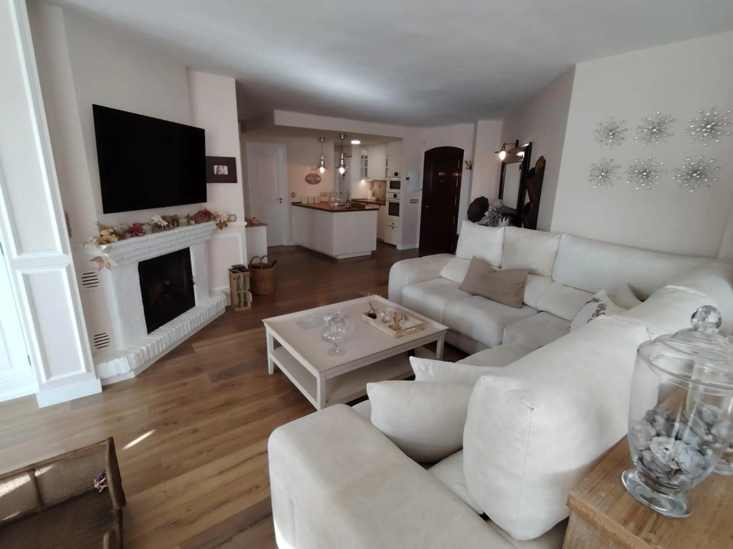 Discover this stunning apartment located in the exclusive Puerto Marina area of Benalmádena. With 160 m2 of living space (approximately 176 m2 built), this property stands out for its spaciousness and modern, functional design. It currently has two bedroo