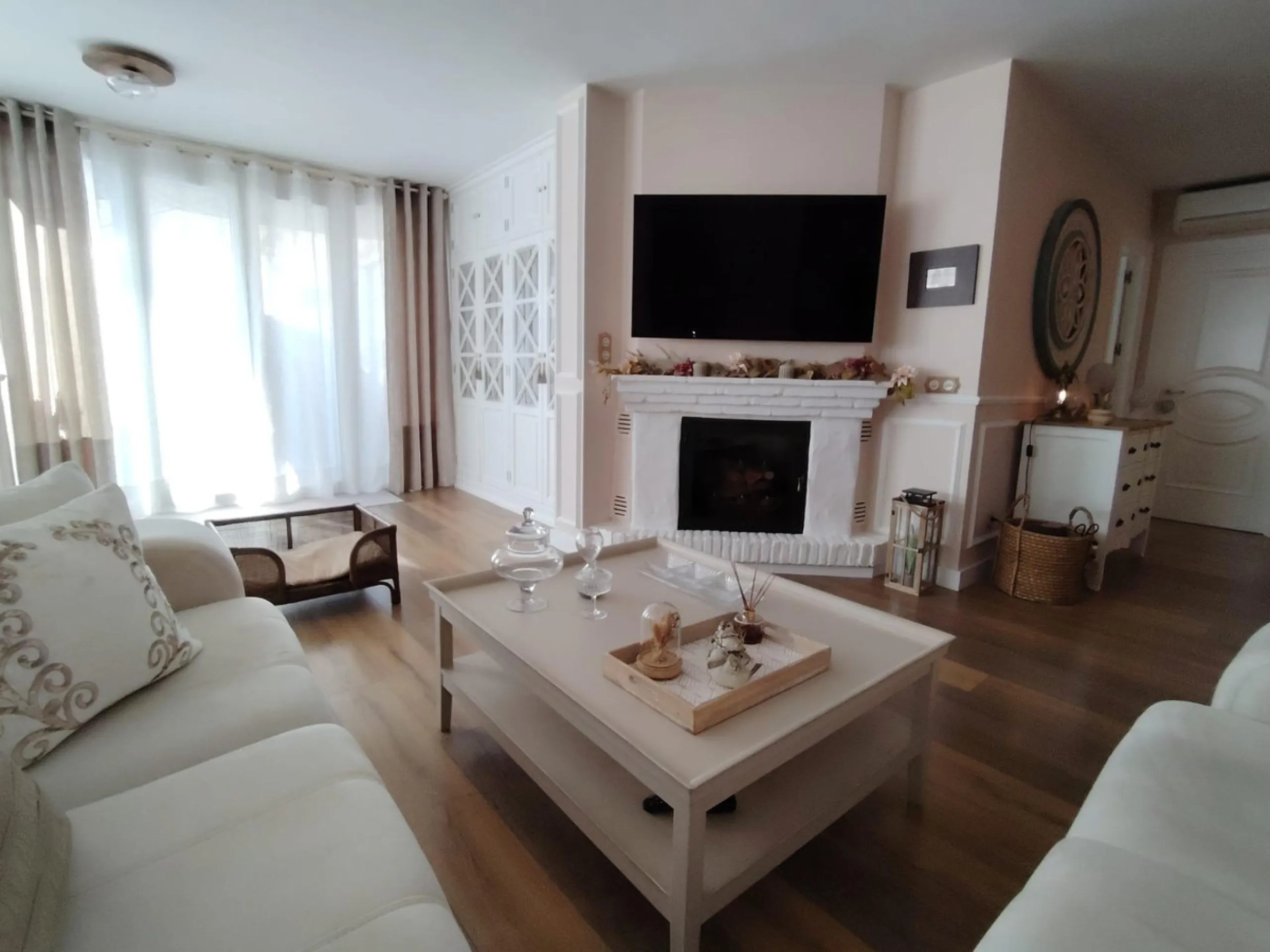 Discover this stunning apartment located in the exclusive Puerto Marina area of Benalmádena. With 160 m2 of living space (approximately 176 m2 built), this property stands out for its spaciousness and modern, functional design. It currently has two bedroo