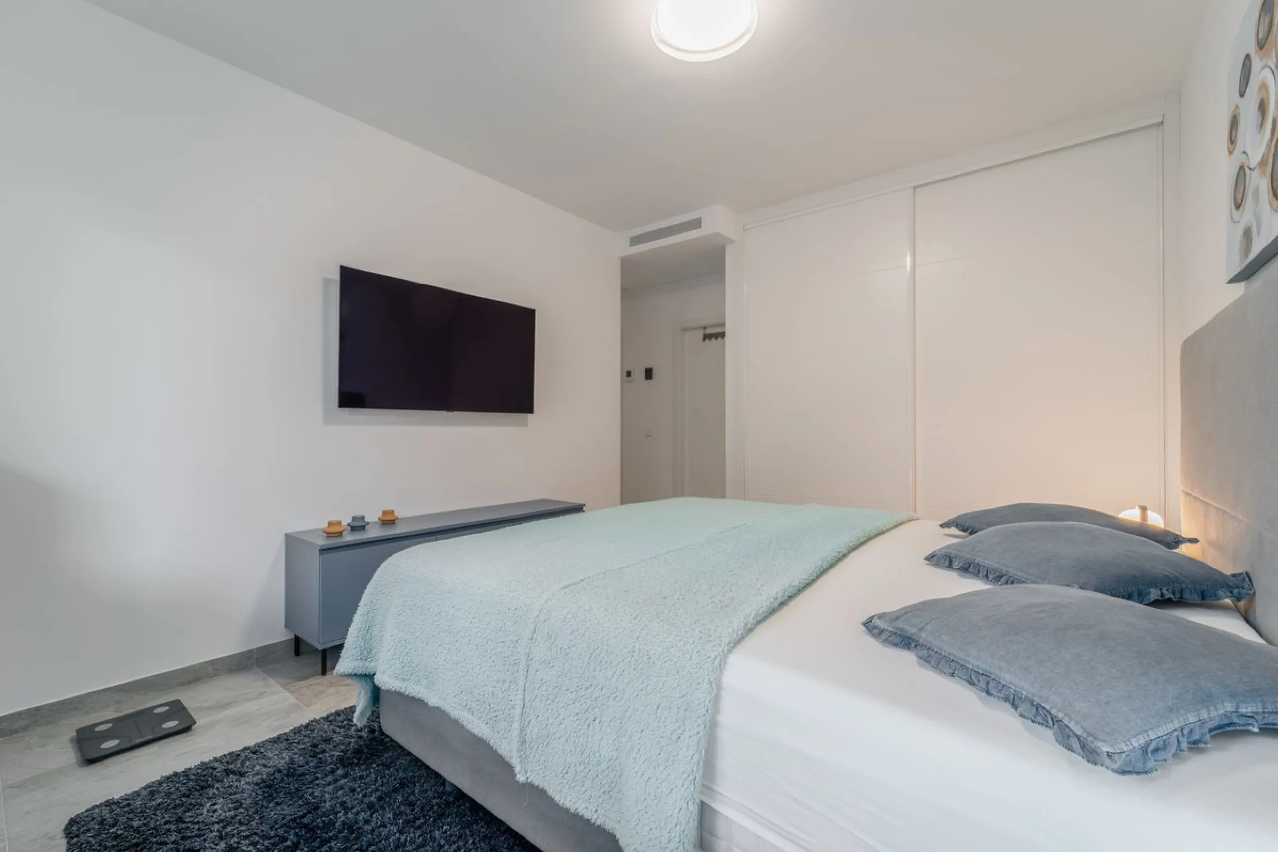 Welcome to this stunning penthouse apartment offering breathtaking panoramic sea views. Upon entering the property, either via the front door or personal lift, you will be immediately captivated by the magnificent panoramic sea views. The spacious living 