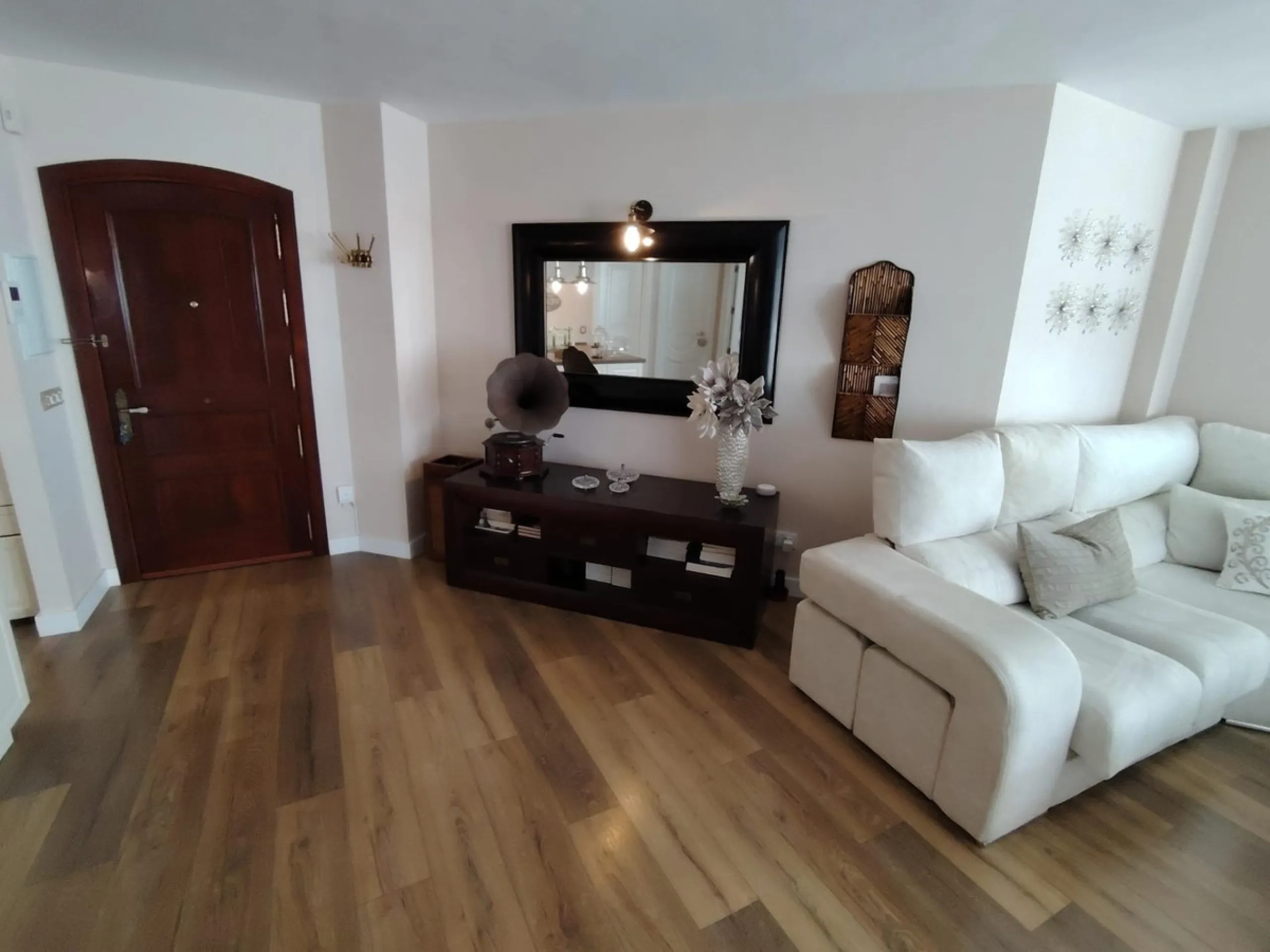 Discover this stunning apartment located in the exclusive Puerto Marina area of Benalmádena. With 160 m2 of living space (approximately 176 m2 built), this property stands out for its spaciousness and modern, functional design. It currently has two bedroo