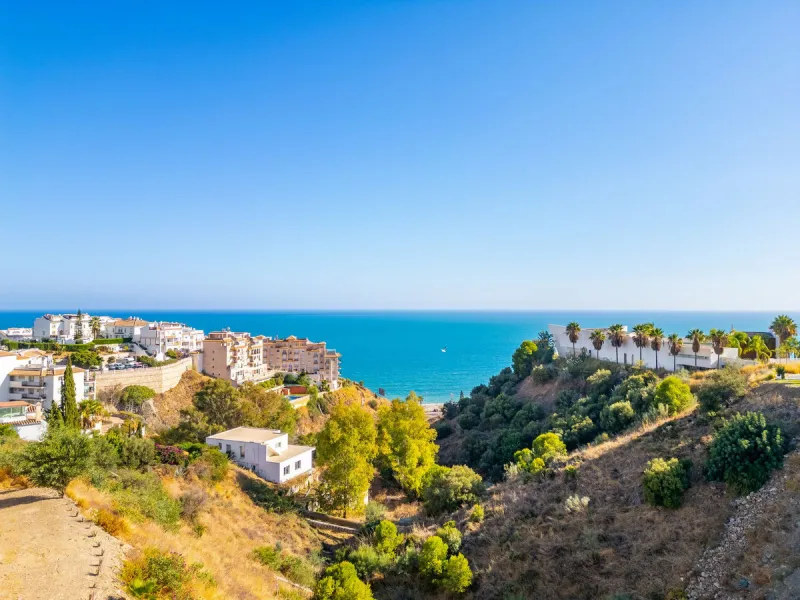 Welcome to this stunning penthouse apartment offering breathtaking panoramic sea views. Upon entering the property, either via the front door or personal lift, you will be immediately captivated by the magnificent panoramic sea views. The spacious living 