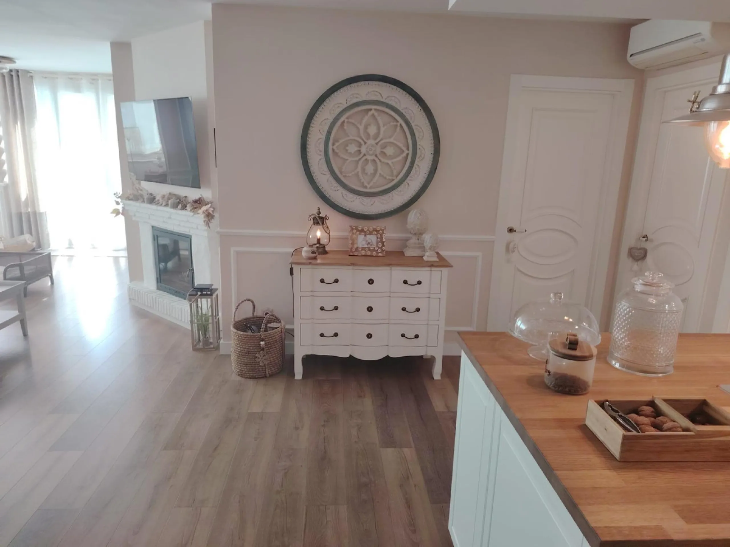 Discover this stunning apartment located in the exclusive Puerto Marina area of Benalmádena. With 160 m2 of living space (approximately 176 m2 built), this property stands out for its spaciousness and modern, functional design. It currently has two bedroo