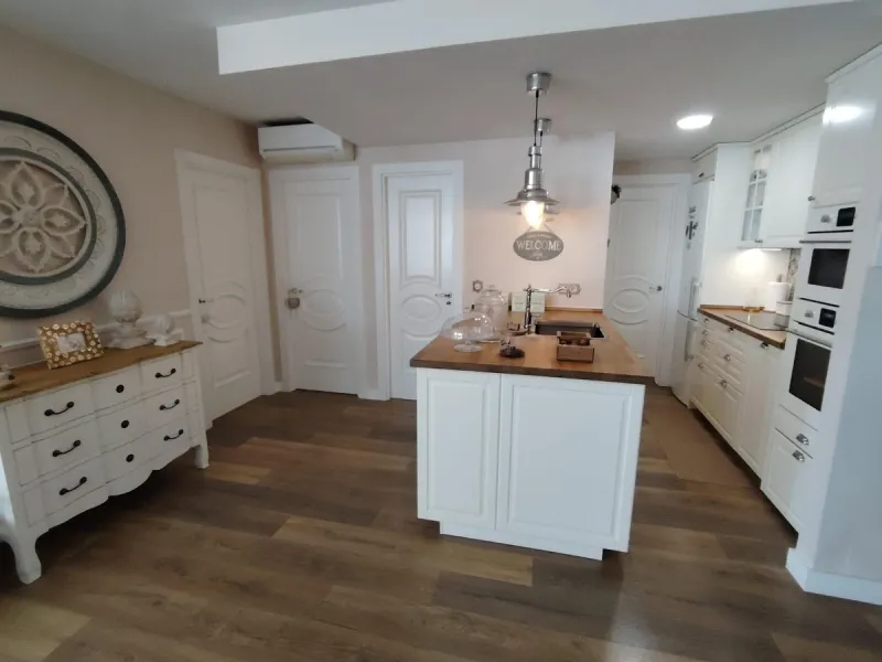 Discover this stunning apartment located in the exclusive Puerto Marina area of Benalmádena. With 160 m2 of living space (approximately 176 m2 built), this property stands out for its spaciousness and modern, functional design. It currently has two bedroo