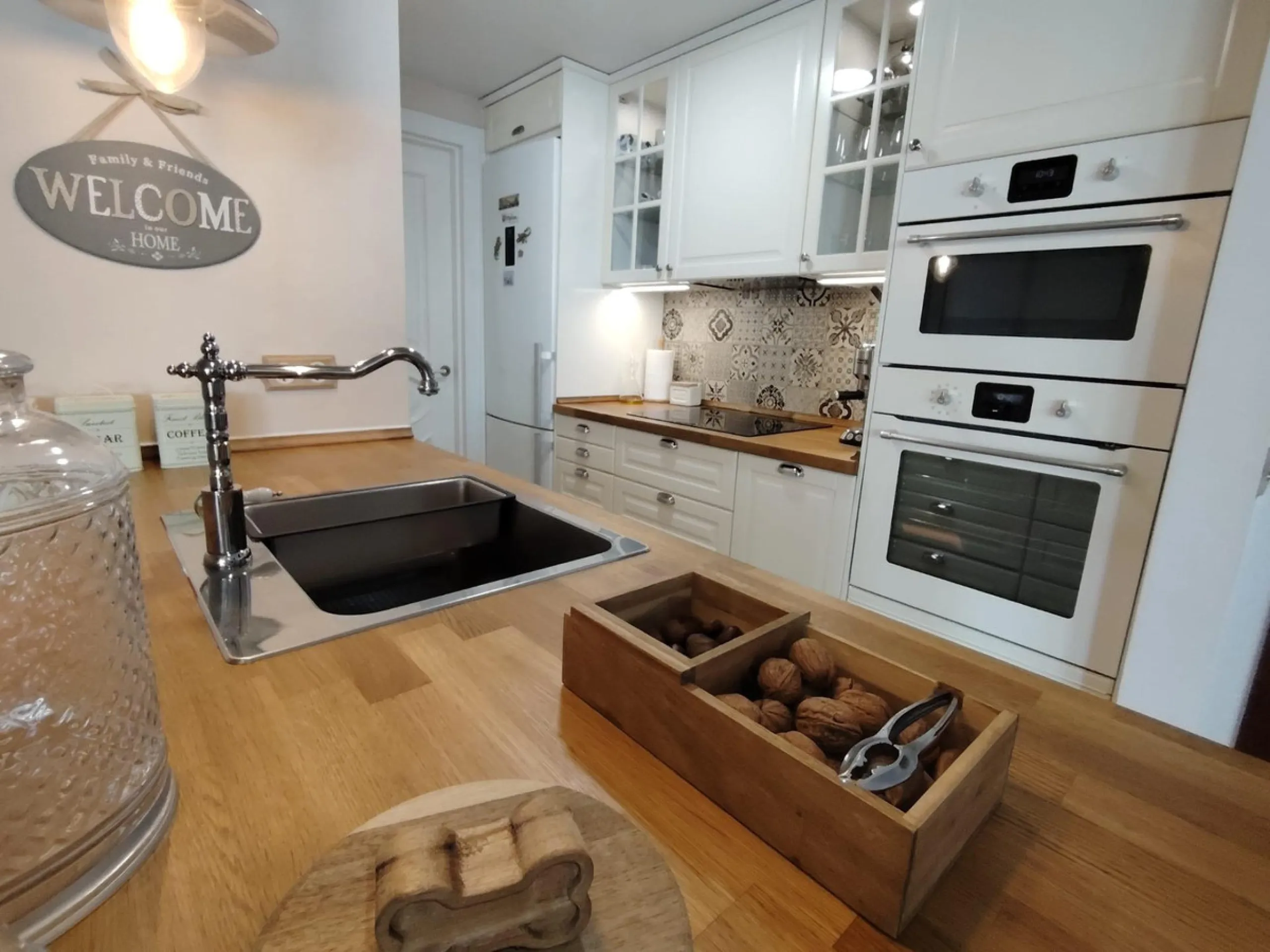 Discover this stunning apartment located in the exclusive Puerto Marina area of Benalmádena. With 160 m2 of living space (approximately 176 m2 built), this property stands out for its spaciousness and modern, functional design. It currently has two bedroo