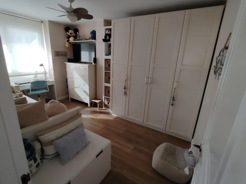 Discover this stunning apartment located in the exclusive Puerto Marina area of Benalmádena. With 160 m2 of living space (approximately 176 m2 built), this property stands out for its spaciousness and modern, functional design. It currently has two bedroo