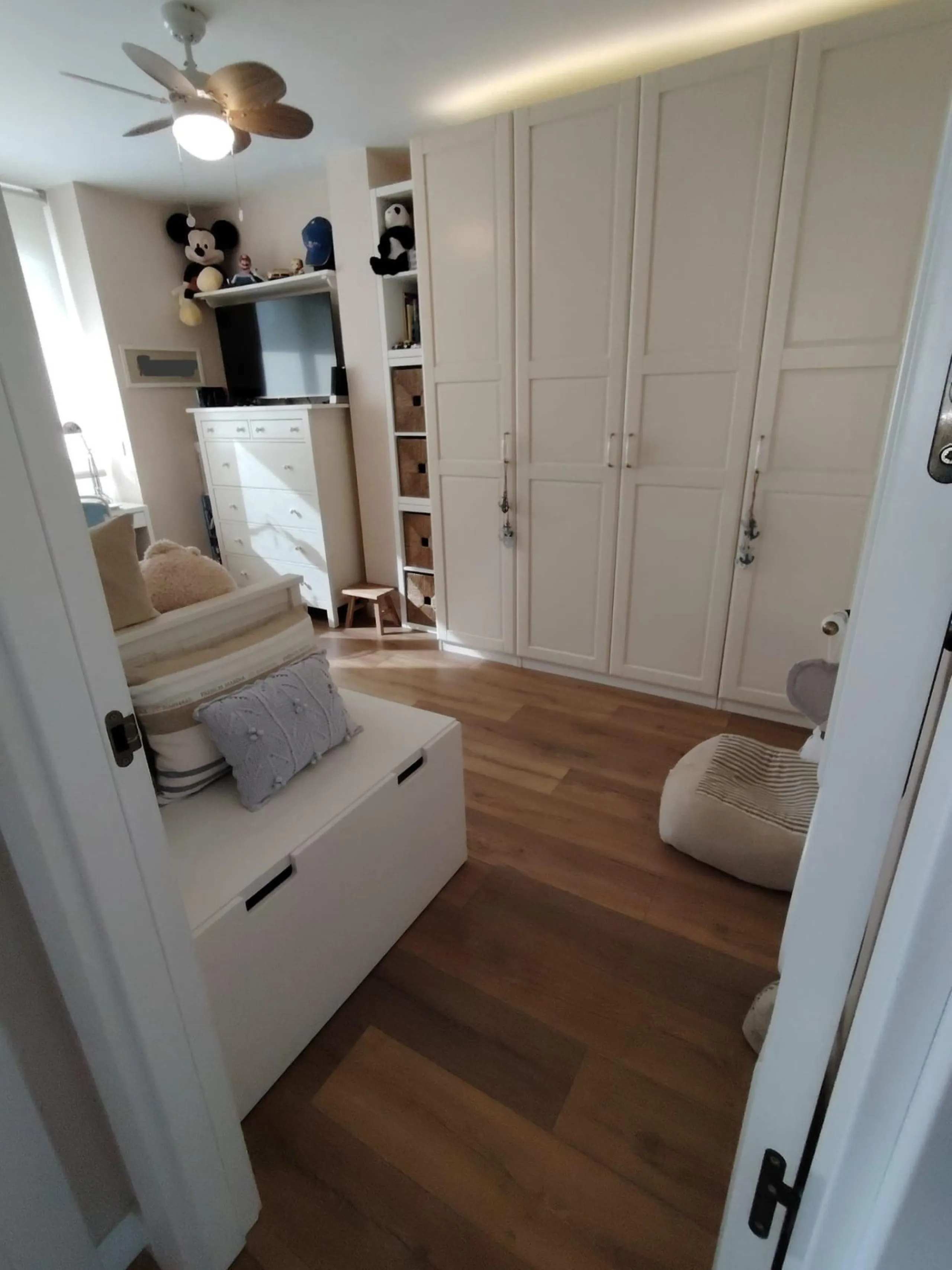 Discover this stunning apartment located in the exclusive Puerto Marina area of Benalmádena. With 160 m2 of living space (approximately 176 m2 built), this property stands out for its spaciousness and modern, functional design. It currently has two bedroo