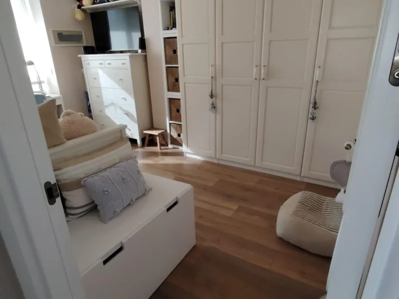Discover this stunning apartment located in the exclusive Puerto Marina area of Benalmádena. With 160 m2 of living space (approximately 176 m2 built), this property stands out for its spaciousness and modern, functional design. It currently has two bedroo