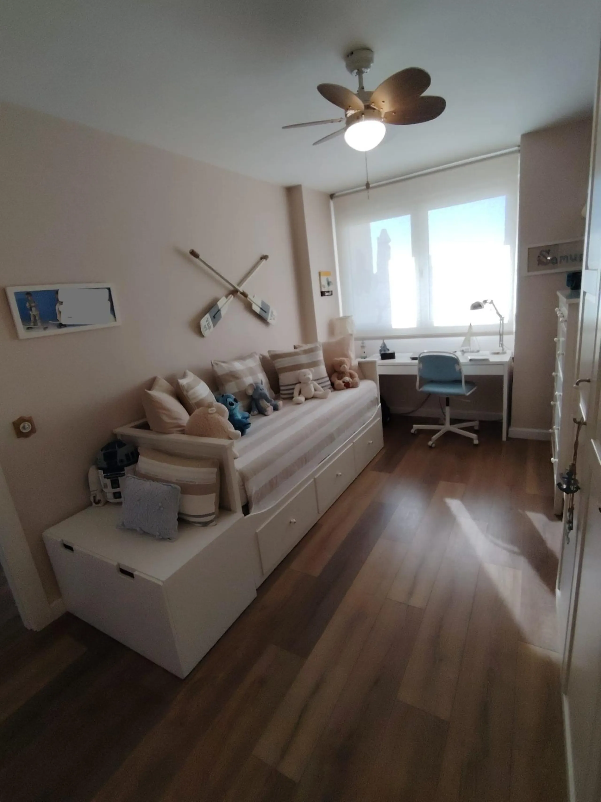 Discover this stunning apartment located in the exclusive Puerto Marina area of Benalmádena. With 160 m2 of living space (approximately 176 m2 built), this property stands out for its spaciousness and modern, functional design. It currently has two bedroo