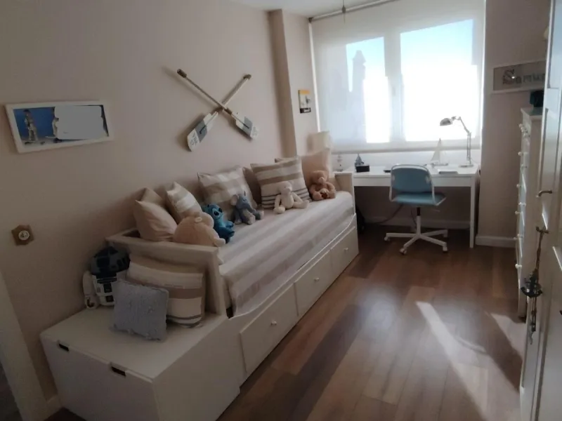 Discover this stunning apartment located in the exclusive Puerto Marina area of Benalmádena. With 160 m2 of living space (approximately 176 m2 built), this property stands out for its spaciousness and modern, functional design. It currently has two bedroo