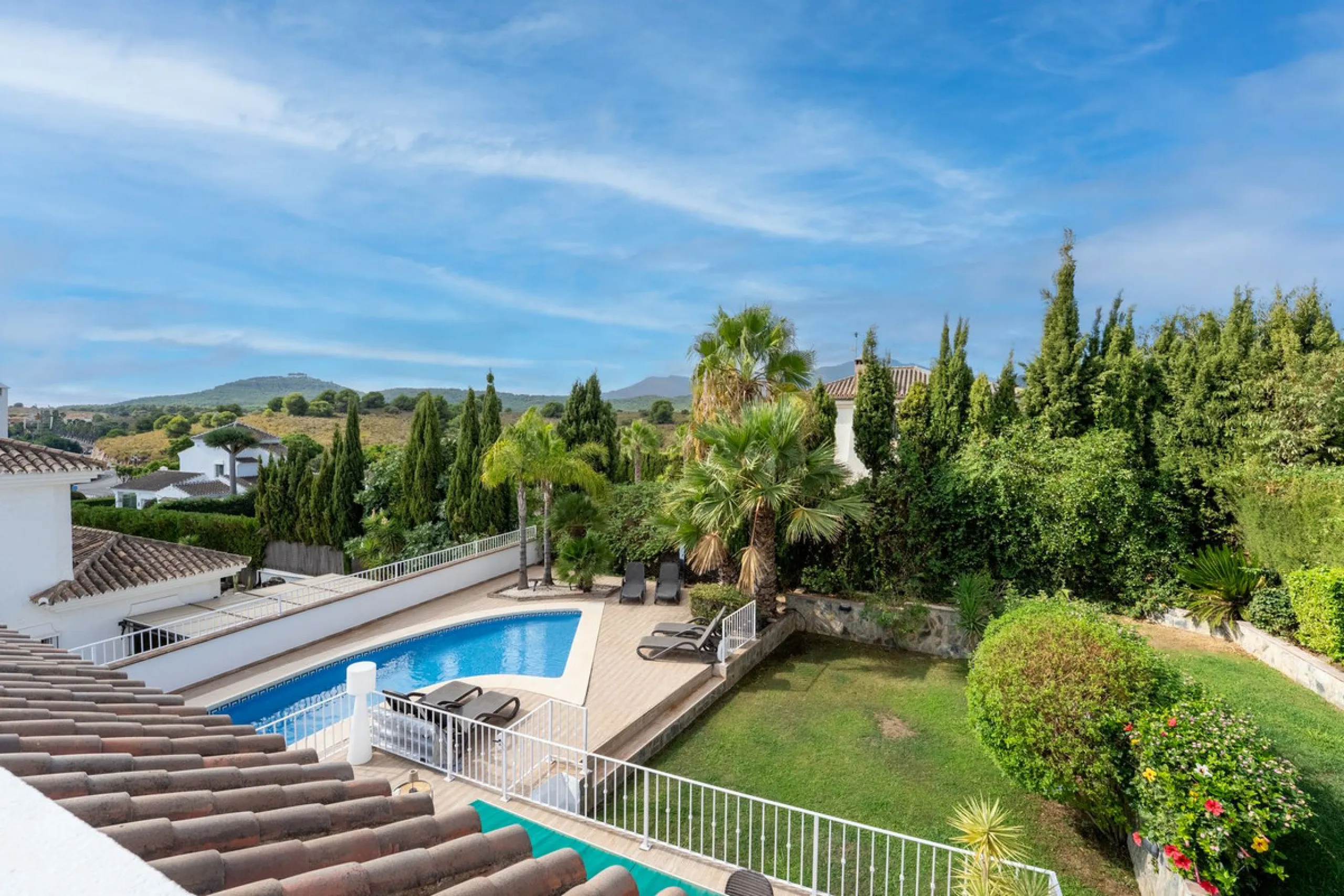 House - Detached Villa в продаже в Coín, Málaga. В доме 4 спален и 5 ванных комнат. Площадь дома 223 м². Площадь участка 600 м²