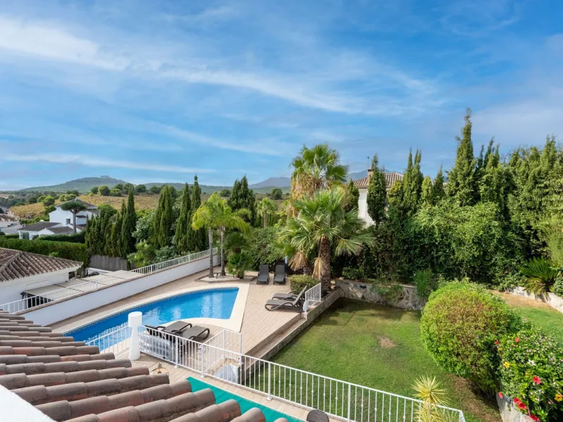House - Detached Villa в продаже в Coín, Málaga. В доме 4 спален и 5 ванных комнат. Площадь дома 223 м². Площадь участка 600 м²
