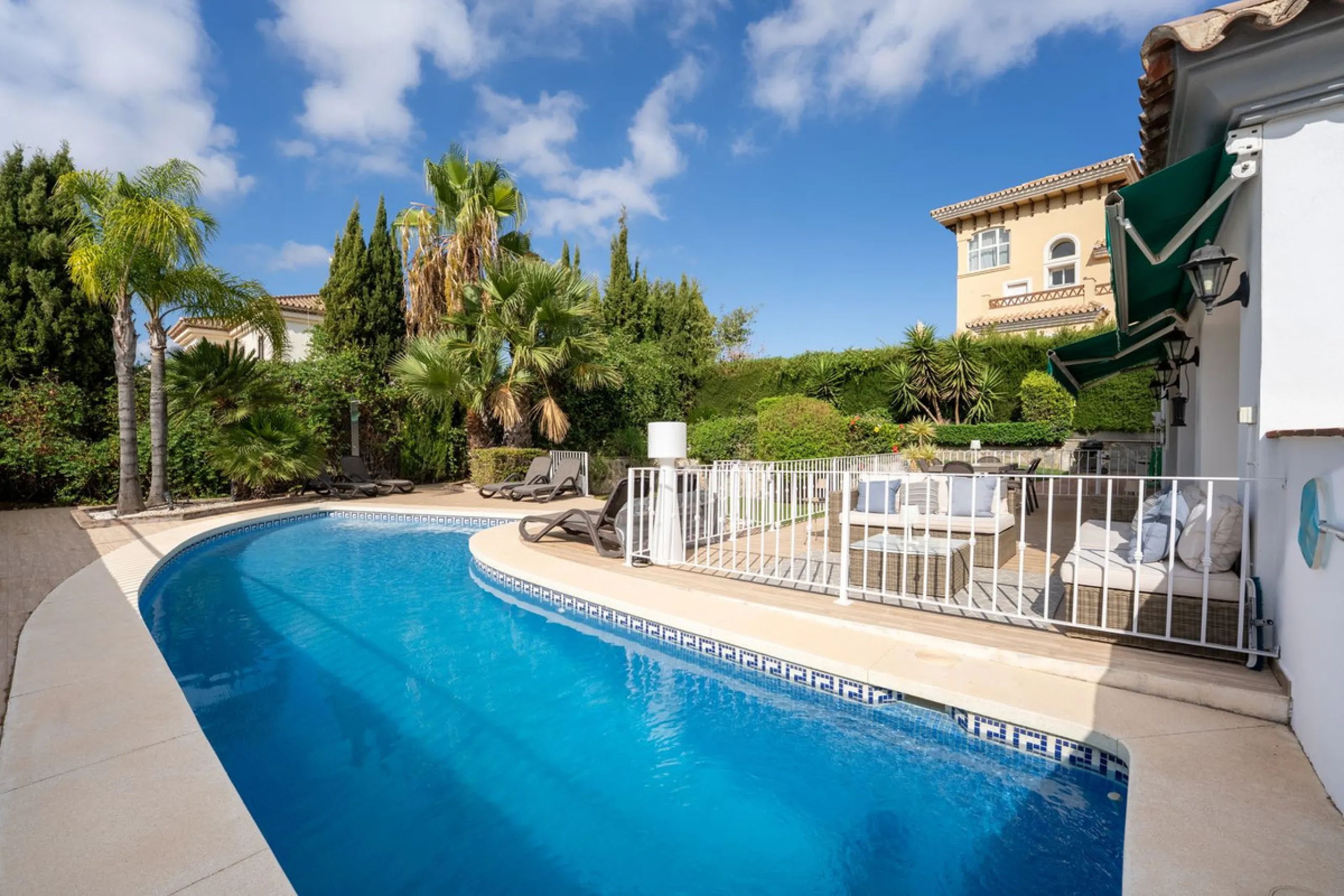 House - Detached Villa в продаже в Coín, Málaga. В доме 4 спален и 5 ванных комнат. Площадь дома 223 м². Площадь участка 600 м²