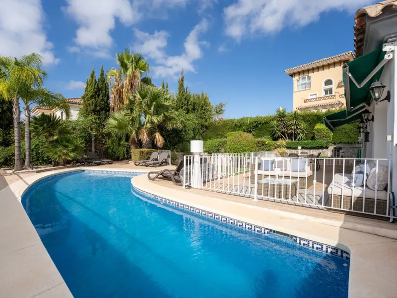 House - Detached Villa в продаже в Coín, Málaga. В доме 4 спален и 5 ванных комнат. Площадь дома 223 м². Площадь участка 600 м²