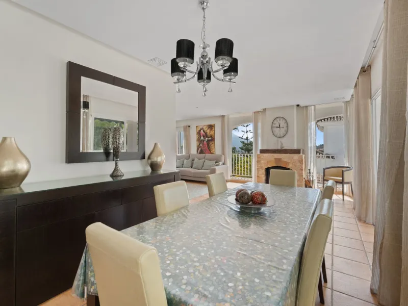 House - Detached Villa в продаже в Coín, Málaga. В доме 4 спален и 5 ванных комнат. Площадь дома 223 м². Площадь участка 600 м²