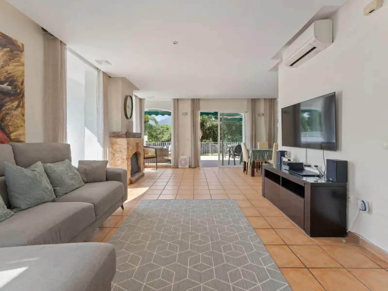 House - Detached Villa в продаже в Coín, Málaga. В доме 4 спален и 5 ванных комнат. Площадь дома 223 м². Площадь участка 600 м²