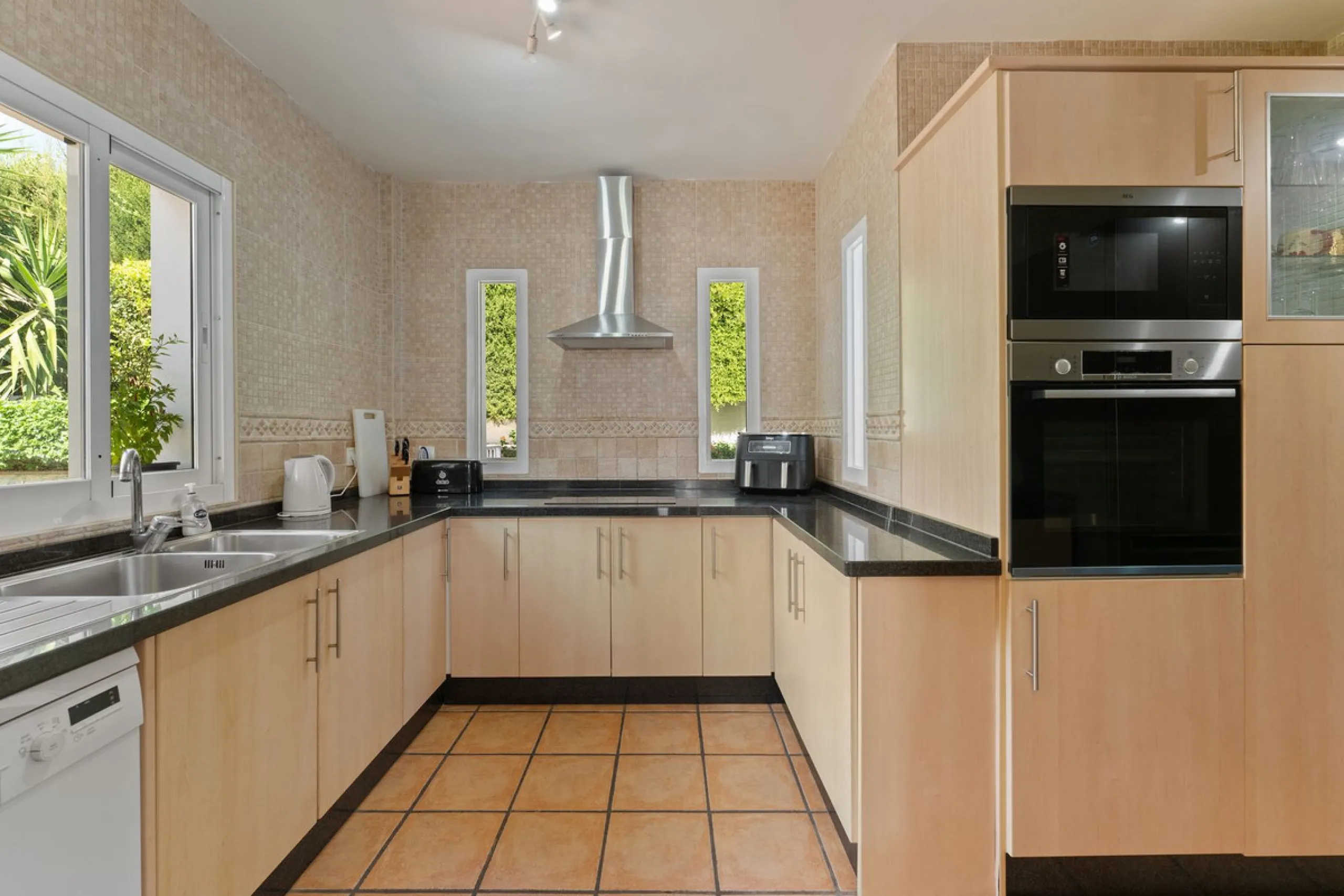 House - Detached Villa в продаже в Coín, Málaga. В доме 4 спален и 5 ванных комнат. Площадь дома 223 м². Площадь участка 600 м²