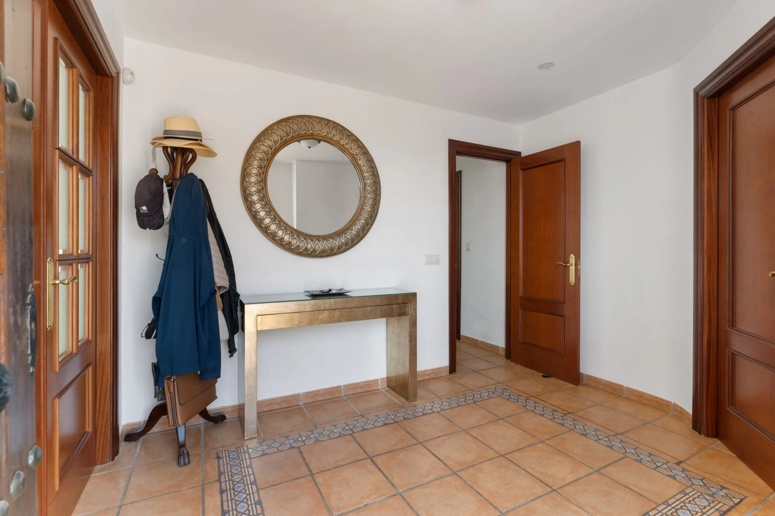 House - Detached Villa в продаже в Coín, Málaga. В доме 4 спален и 5 ванных комнат. Площадь дома 223 м². Площадь участка 600 м²