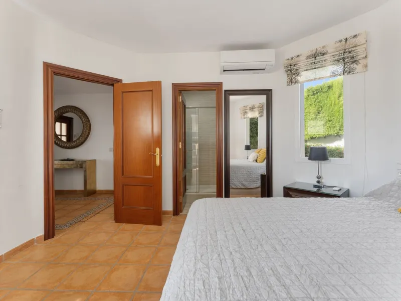 House - Detached Villa в продаже в Coín, Málaga. В доме 4 спален и 5 ванных комнат. Площадь дома 223 м². Площадь участка 600 м²