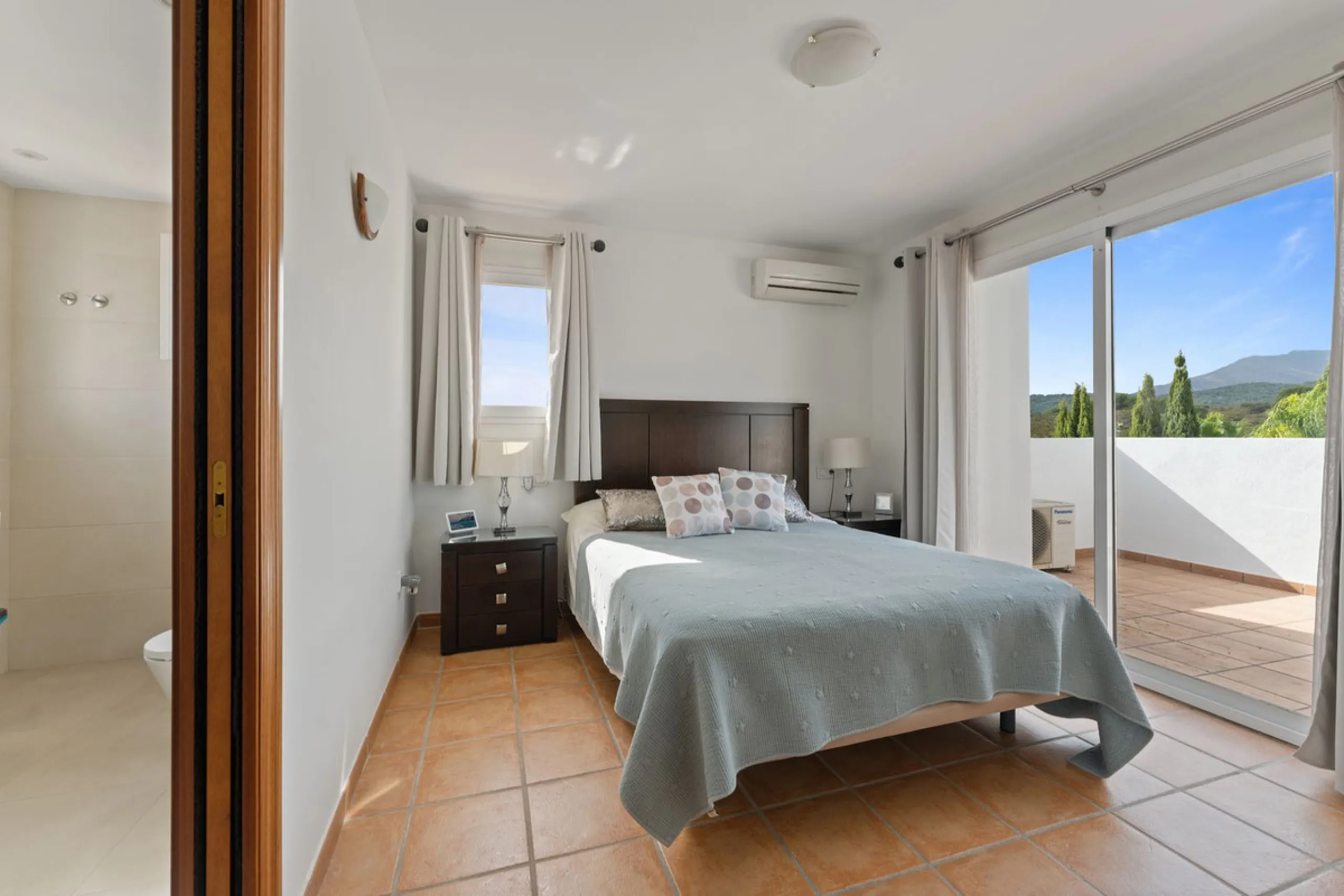 House - Detached Villa в продаже в Coín, Málaga. В доме 4 спален и 5 ванных комнат. Площадь дома 223 м². Площадь участка 600 м²