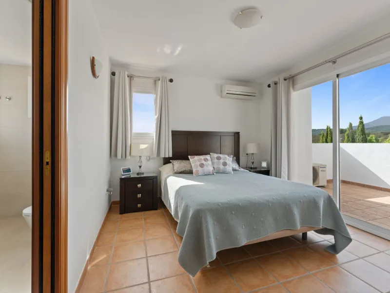 House - Detached Villa в продаже в Coín, Málaga. В доме 4 спален и 5 ванных комнат. Площадь дома 223 м². Площадь участка 600 м²