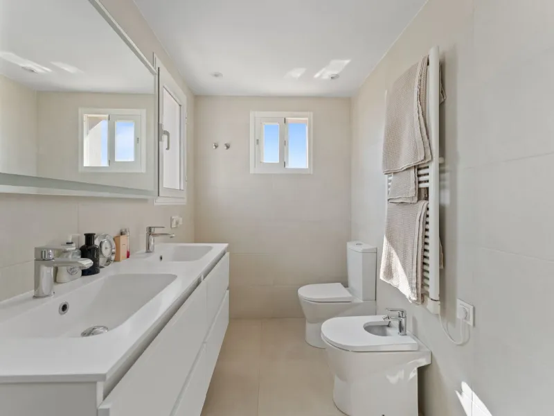 House - Detached Villa в продаже в Coín, Málaga. В доме 4 спален и 5 ванных комнат. Площадь дома 223 м². Площадь участка 600 м²