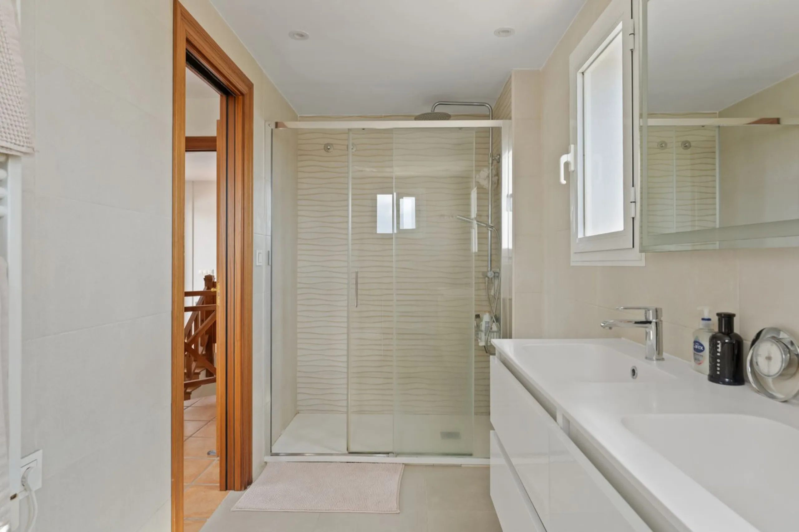 House - Detached Villa в продаже в Coín, Málaga. В доме 4 спален и 5 ванных комнат. Площадь дома 223 м². Площадь участка 600 м²