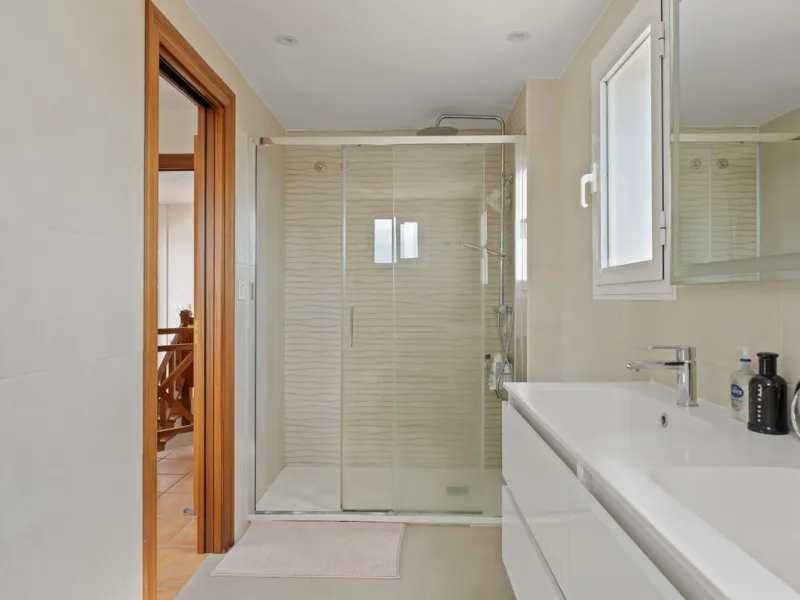 House - Detached Villa в продаже в Coín, Málaga. В доме 4 спален и 5 ванных комнат. Площадь дома 223 м². Площадь участка 600 м²