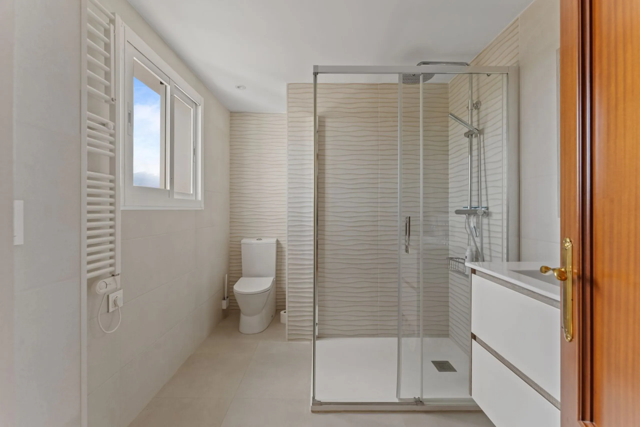 House - Detached Villa в продаже в Coín, Málaga. В доме 4 спален и 5 ванных комнат. Площадь дома 223 м². Площадь участка 600 м²