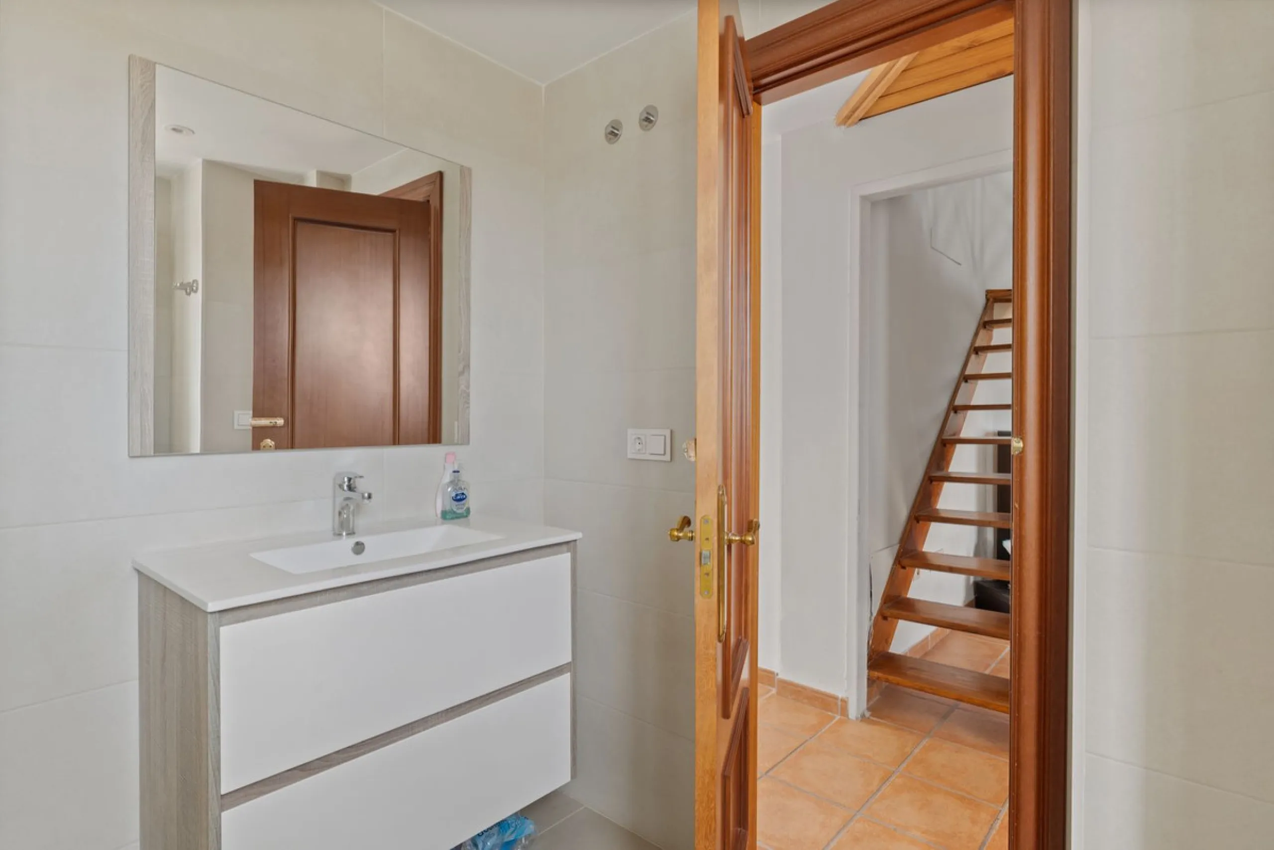 House - Detached Villa в продаже в Coín, Málaga. В доме 4 спален и 5 ванных комнат. Площадь дома 223 м². Площадь участка 600 м²