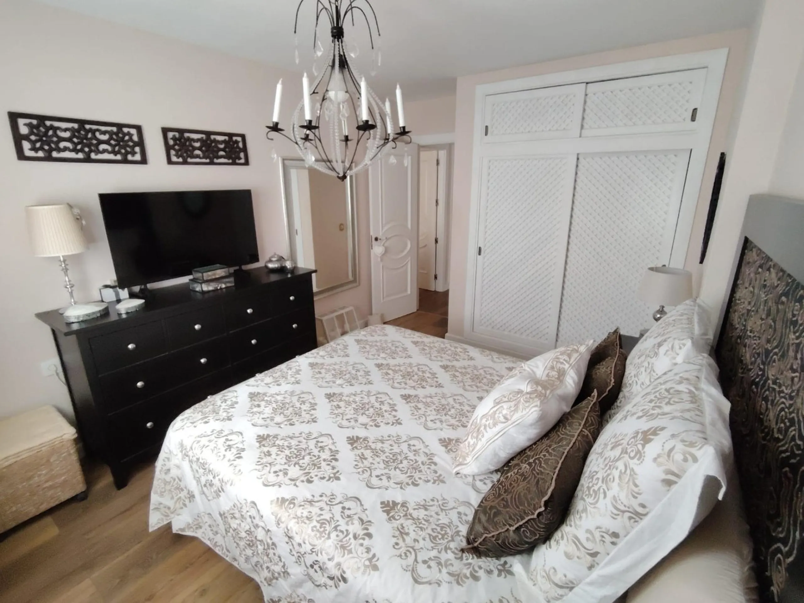 Discover this stunning apartment located in the exclusive Puerto Marina area of Benalmádena. With 160 m2 of living space (approximately 176 m2 built), this property stands out for its spaciousness and modern, functional design. It currently has two bedroo