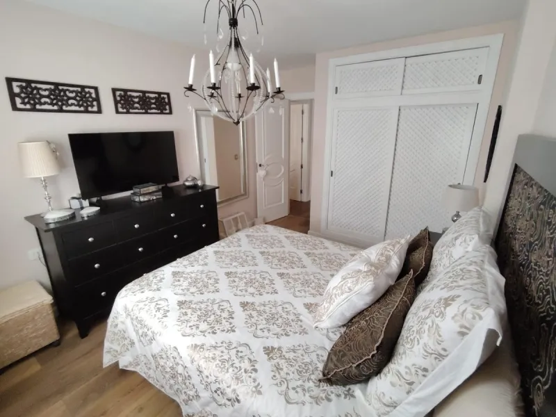 Discover this stunning apartment located in the exclusive Puerto Marina area of Benalmádena. With 160 m2 of living space (approximately 176 m2 built), this property stands out for its spaciousness and modern, functional design. It currently has two bedroo