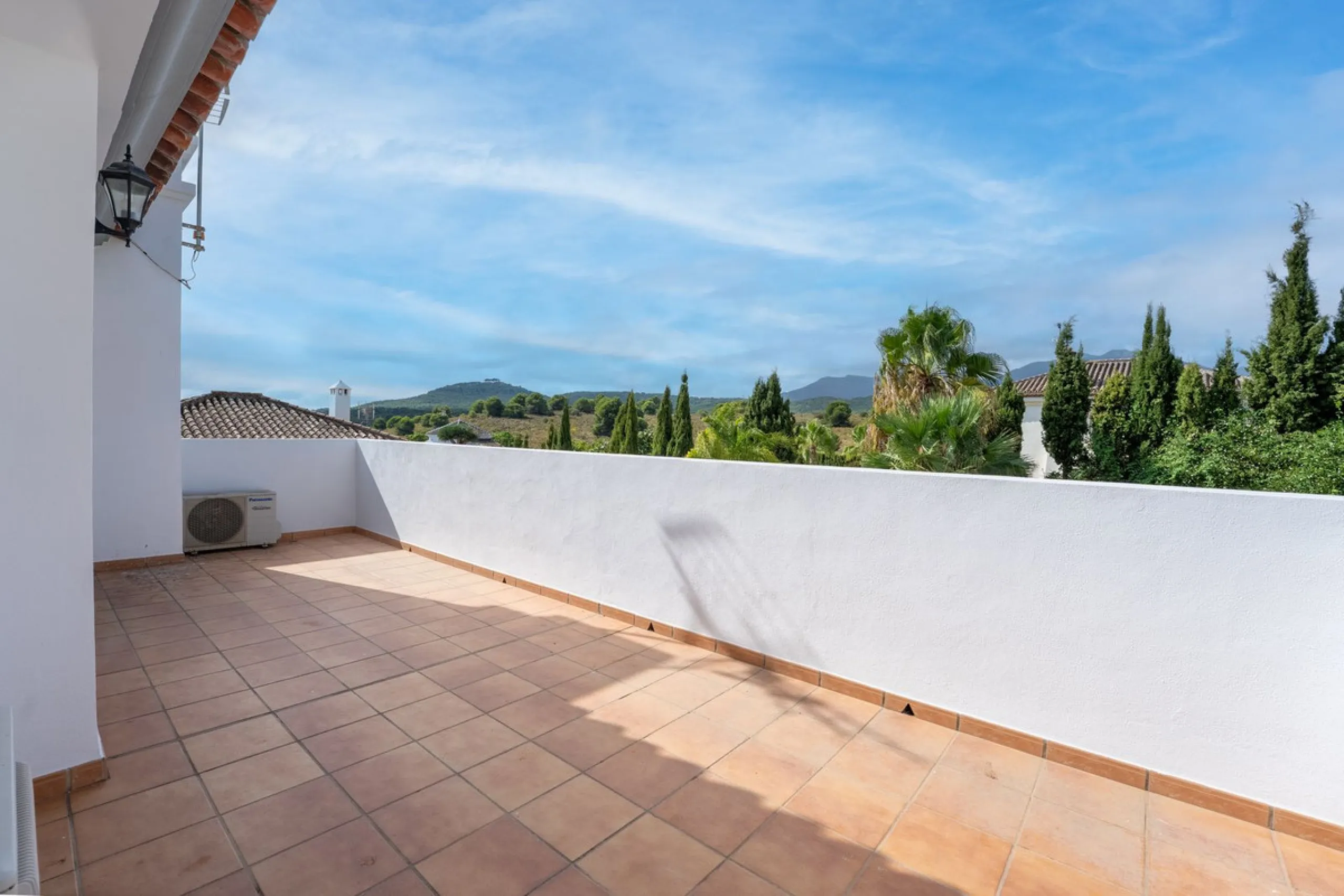 House - Detached Villa в продаже в Coín, Málaga. В доме 4 спален и 5 ванных комнат. Площадь дома 223 м². Площадь участка 600 м²