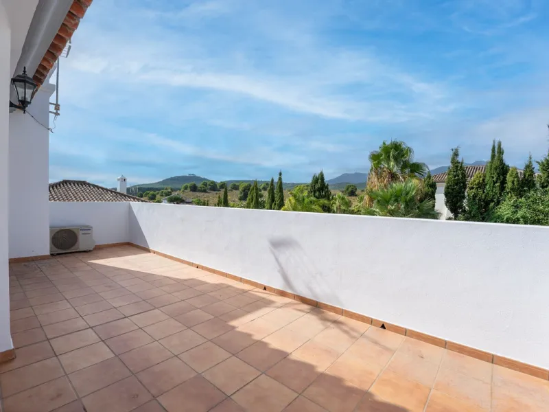 House - Detached Villa в продаже в Coín, Málaga. В доме 4 спален и 5 ванных комнат. Площадь дома 223 м². Площадь участка 600 м²