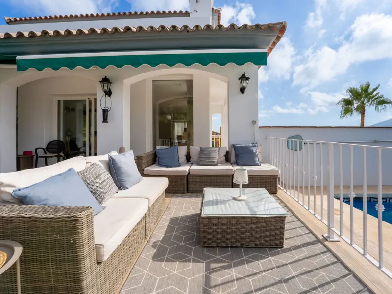 House - Detached Villa в продаже в Coín, Málaga. В доме 4 спален и 5 ванных комнат. Площадь дома 223 м². Площадь участка 600 м²