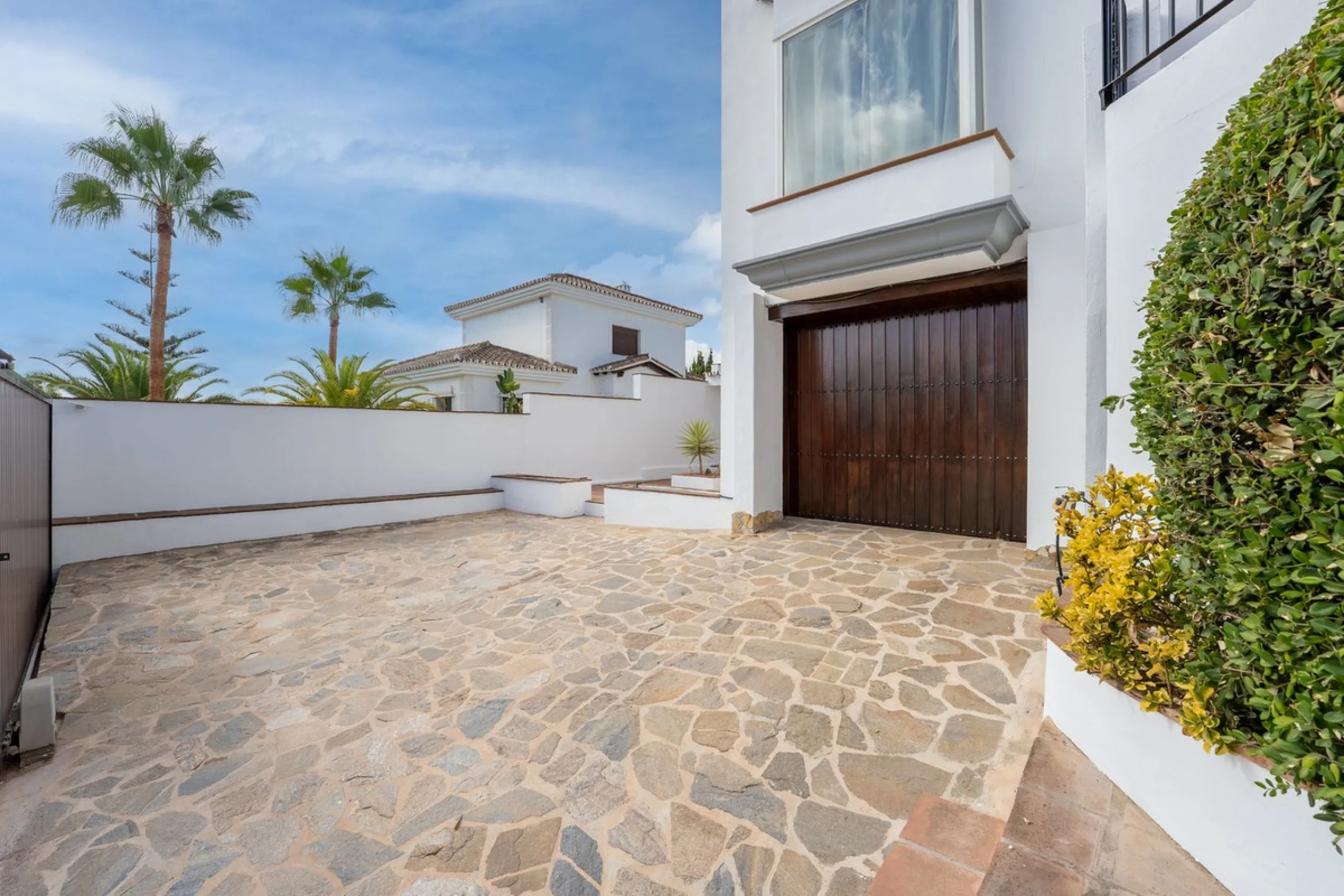 House - Detached Villa в продаже в Coín, Málaga. В доме 4 спален и 5 ванных комнат. Площадь дома 223 м². Площадь участка 600 м²