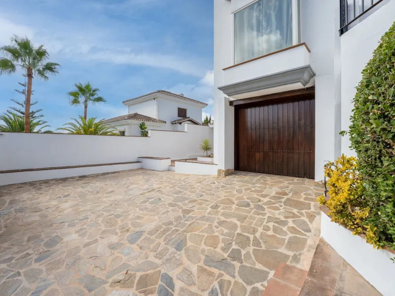 House - Detached Villa в продаже в Coín, Málaga. В доме 4 спален и 5 ванных комнат. Площадь дома 223 м². Площадь участка 600 м²