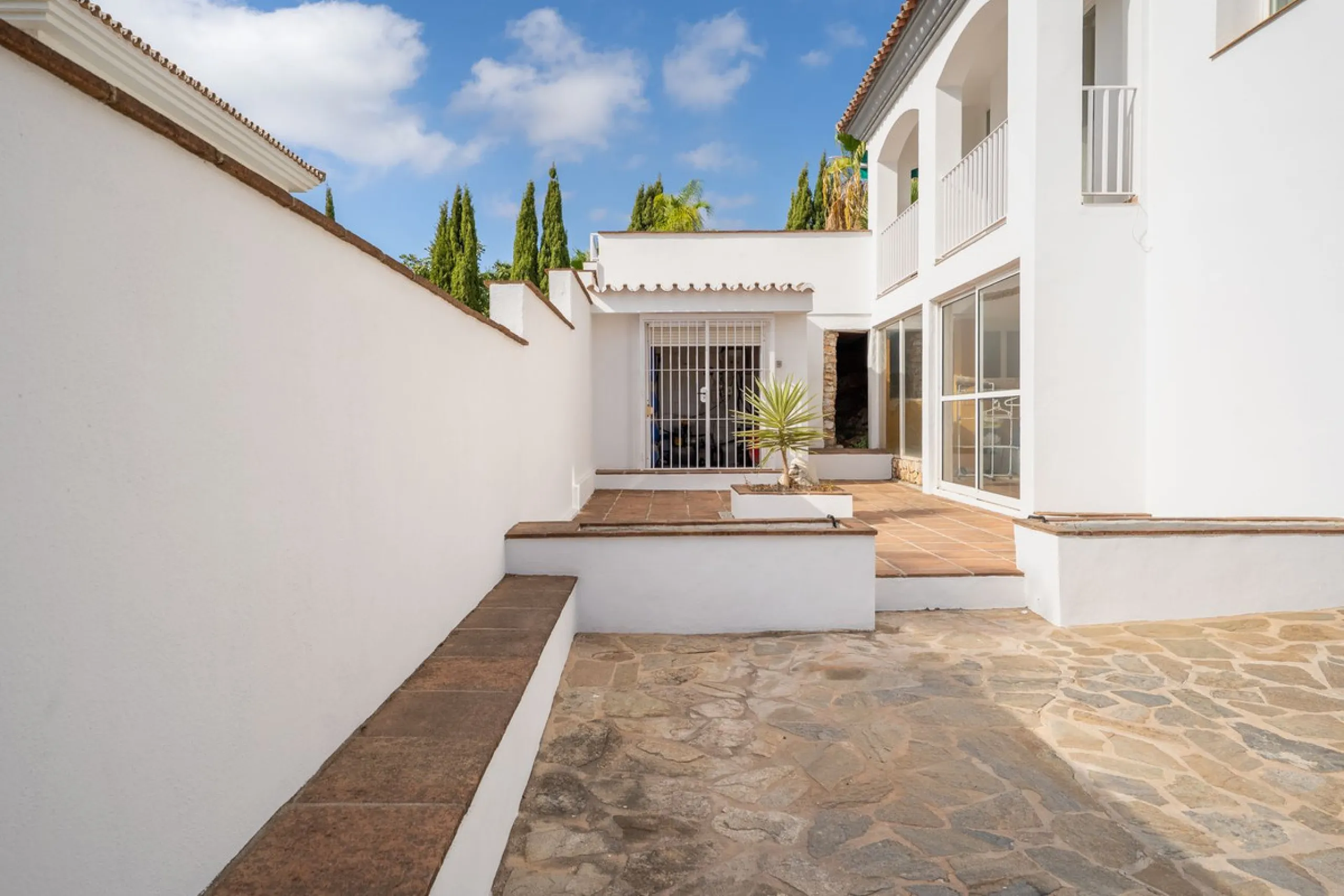 House - Detached Villa в продаже в Coín, Málaga. В доме 4 спален и 5 ванных комнат. Площадь дома 223 м². Площадь участка 600 м²